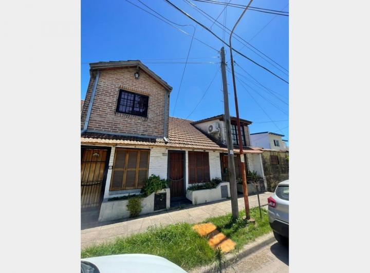 Casa · 38m² · 2 Ambientes · 4 Cocheras