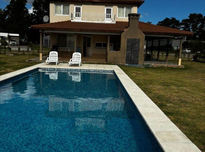 Casa · 230m² · 6 Ambientes · 4 Cocheras