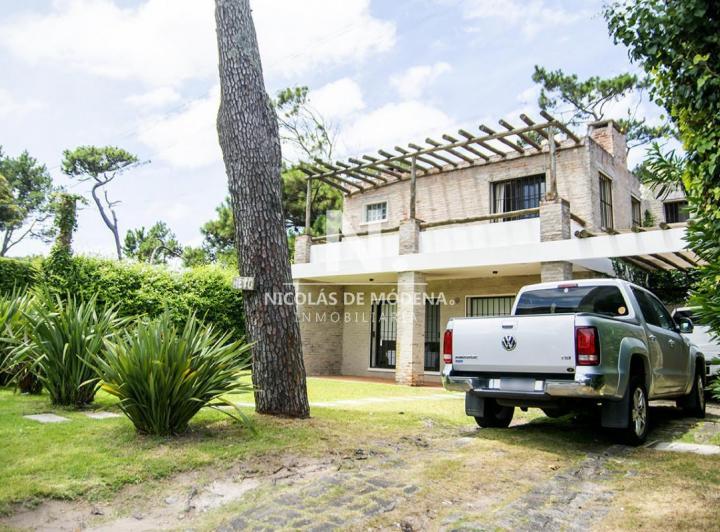 Casa · 674m² · 6 Ambientes · 1 Cochera