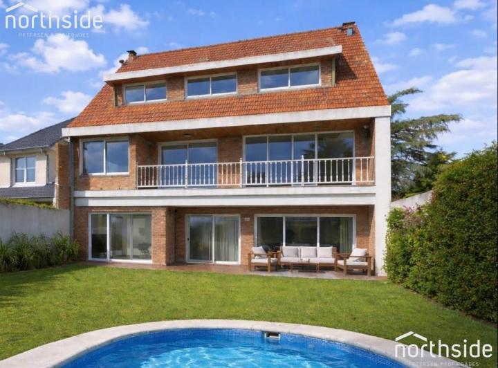 Casa · 378m² · 8 Ambientes · 2 Cocheras
