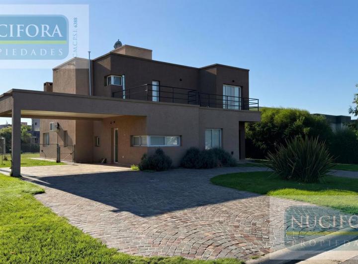 Casa · 185m² · 6 Ambientes · 2 Cocheras