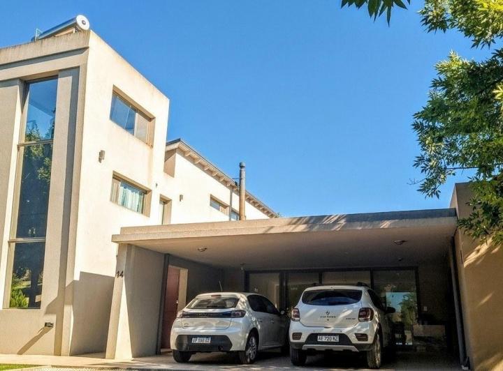Casa · 350m² · 6 Ambientes · 3 Cocheras