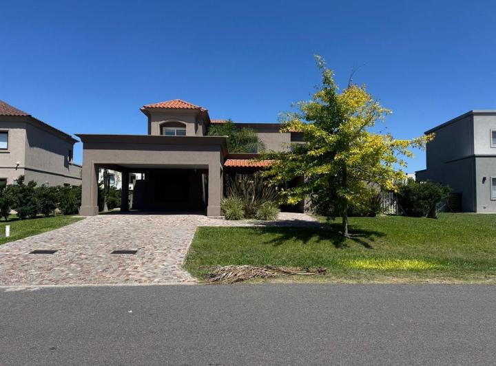 Casa · 351m² · 6 Ambientes · 1 Cochera