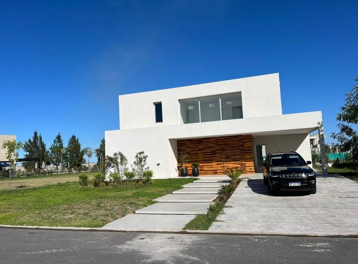 Casa · 300m² · 6 Ambientes · 3 Cocheras