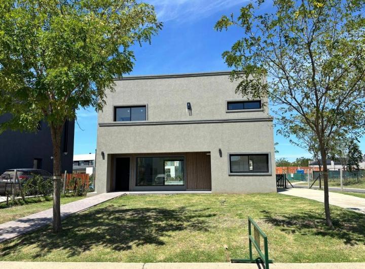 Casa · 169m² · 4 Ambientes · 3 Cocheras