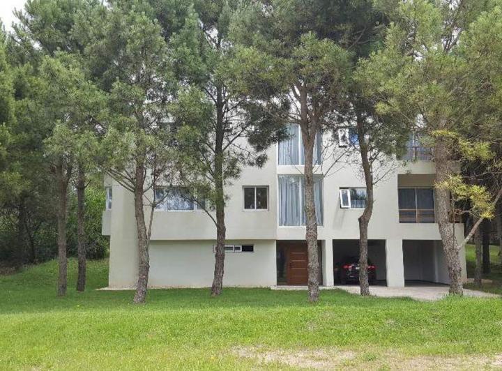 Casa · 300m² · 7 Ambientes · 2 Cocheras