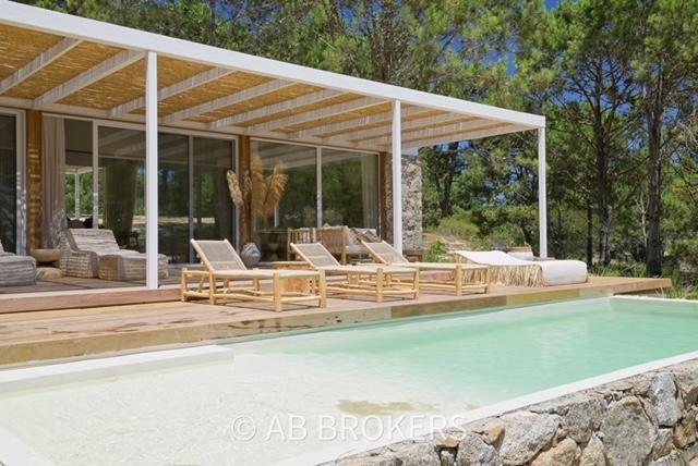 Casa · 330m² · 6 Ambientes · 6 Cocheras