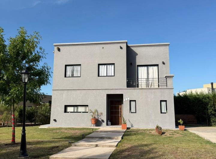 Casa · 80m² · 5 Ambientes · 1 Cochera