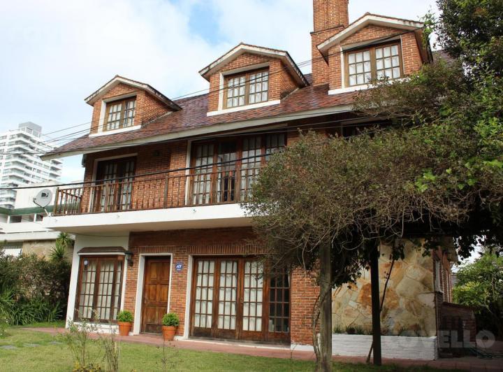 Casa · 247m² · 8 Ambientes · 1 Cochera