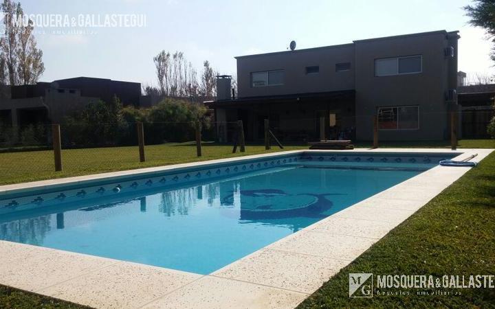 Casa · 240m² · 4 Ambientes · 6 Cocheras