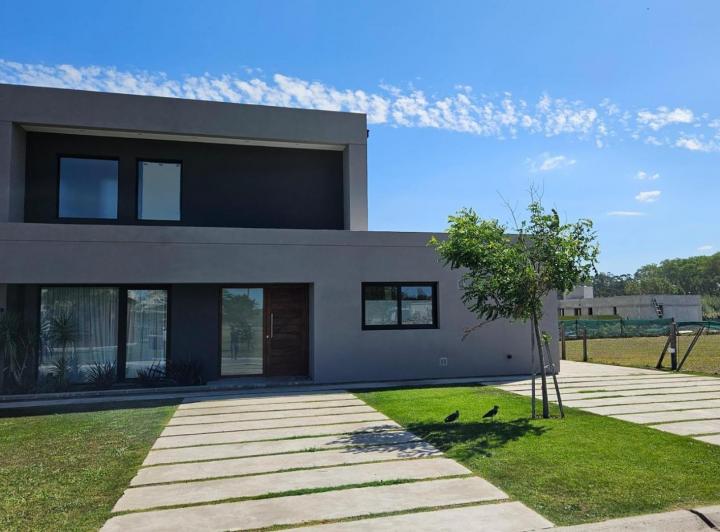 Casa · 220m² · 4 Ambientes