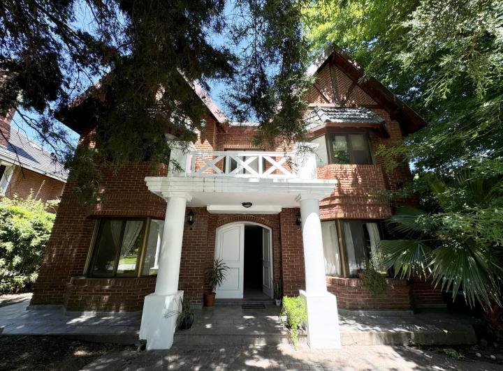 Casa · 250m² · 5 Ambientes · 2 Cocheras