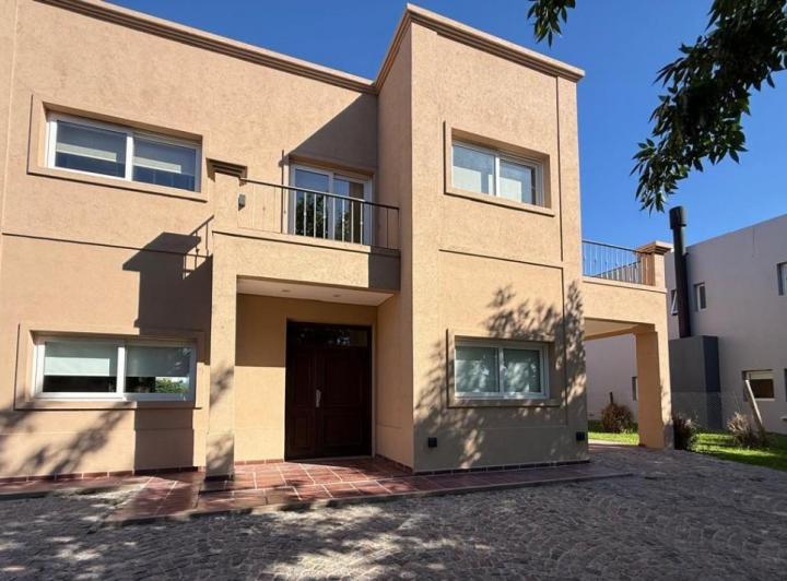 Casa · 700m² · 5 Ambientes · 4 Cocheras