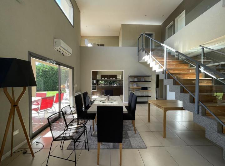 Casa · 300m² · 5 Ambientes · 2 Cocheras