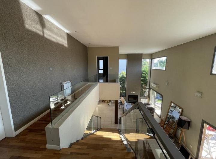 Casa · 300m² · 5 Ambientes · 2 Cocheras
