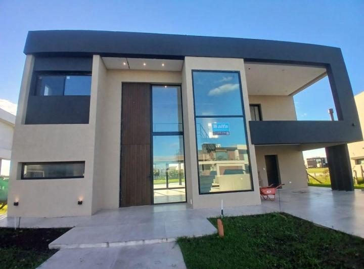 Casa · 269m² · 5 Ambientes · 5 Cocheras
