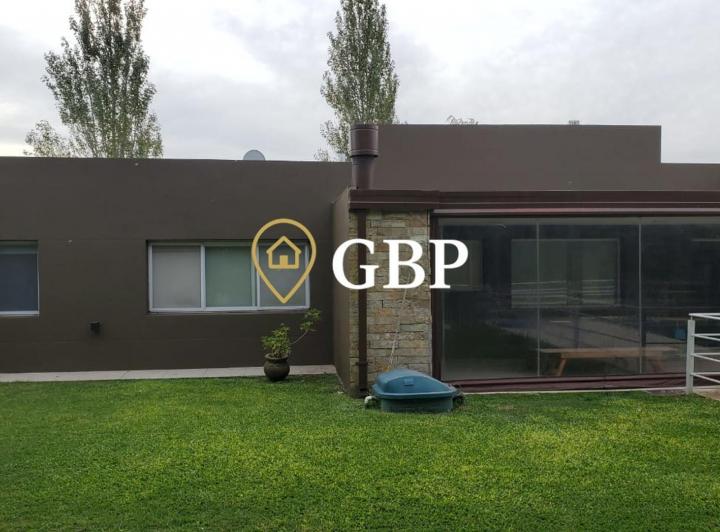 Casa · 212m² · 4 Ambientes · 2 Cocheras