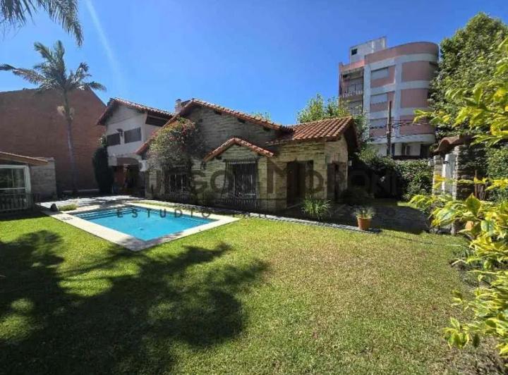 Casa · 380m² · 6 Ambientes · 1 Cochera