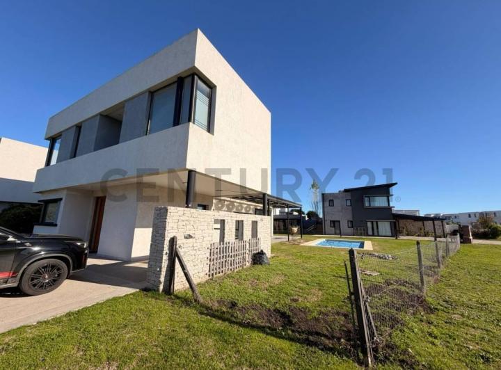 Casa · 211m² · 4 Ambientes · 1 Cochera