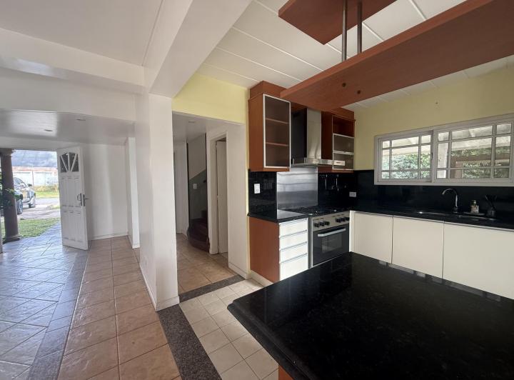 Casa · 220m² · 4 Ambientes · 4 Cocheras