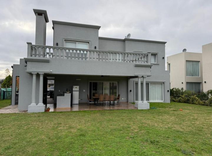 Casa · 230m² · 5 Ambientes · 1 Cochera
