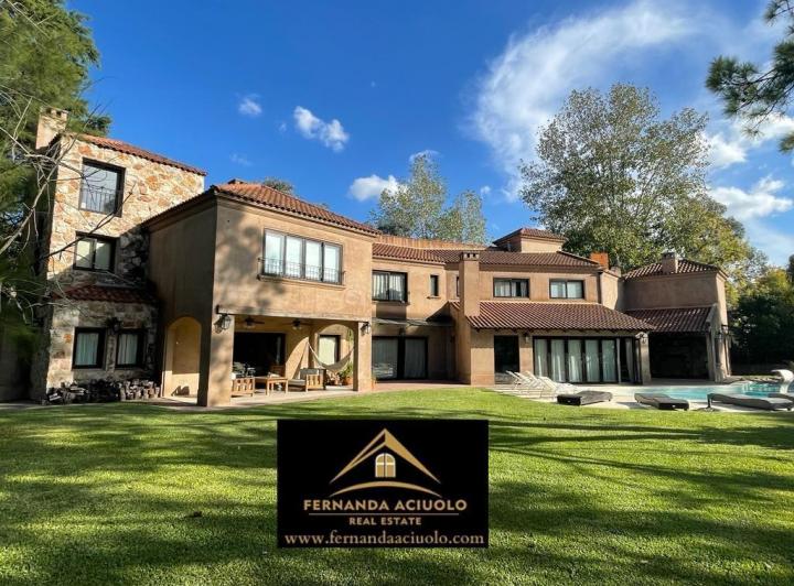 Casa · 1600m² · 8 Ambientes · 1 Cochera