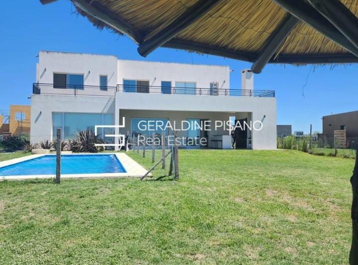 Casa · 240m² · 4 Ambientes · 1 Cochera