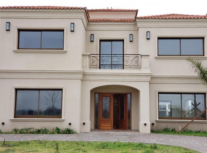 Casa · 335m² · 6 Ambientes · 1 Cochera