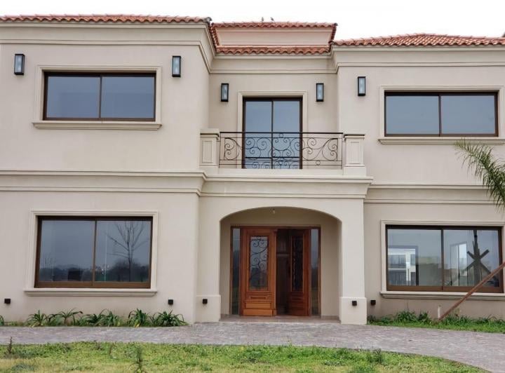 Casa · 335m² · 6 Ambientes · 1 Cochera
