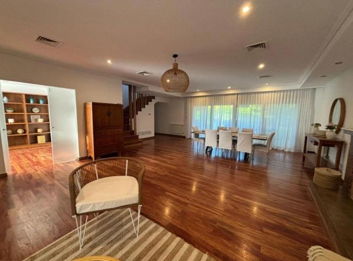 Casa · 450m² · 6 Ambientes · 2 Cocheras