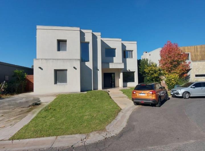 Casa · 190m² · 5 Ambientes · 2 Cocheras