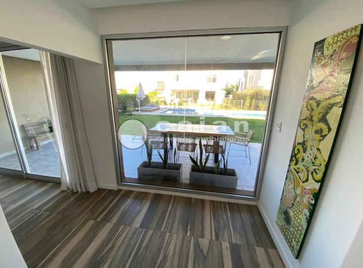 Casa · 220m² · 4 Ambientes · 3 Cocheras