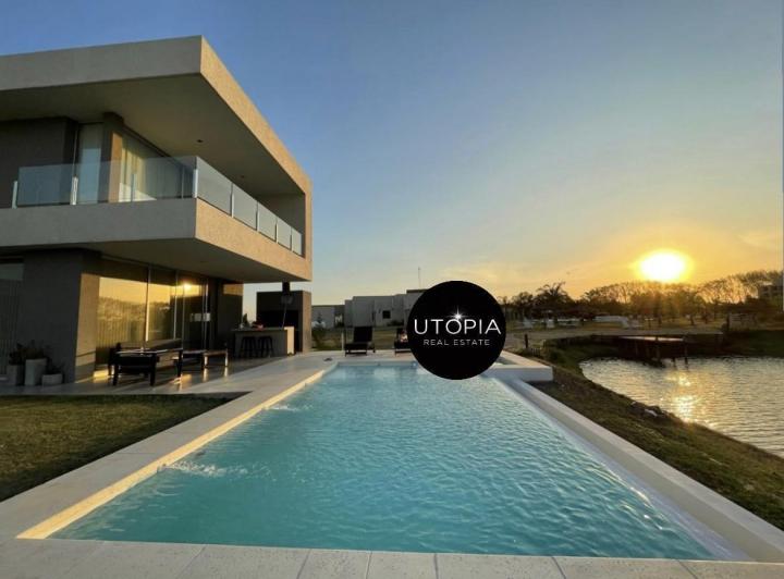 Casa · 225m² · 4 Ambientes · 4 Cocheras