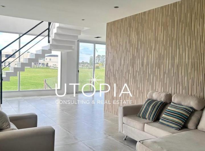Casa · 240m² · 6 Ambientes · 4 Cocheras