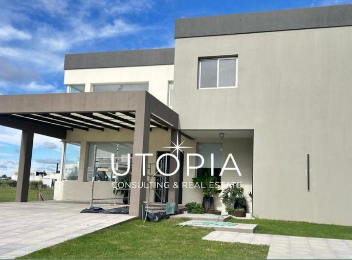 Casa · 240m² · 6 Ambientes · 4 Cocheras