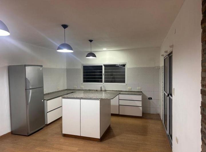 Casa · 120m² · 4 Ambientes · 2 Cocheras