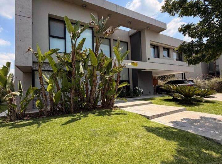 Casa · 500m² · 5 Ambientes · 7 Cocheras