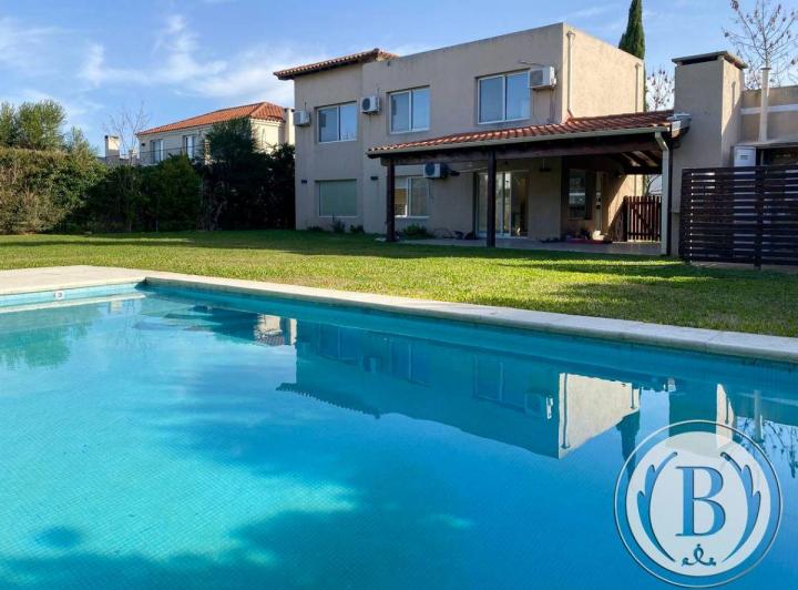 Casa · 272m² · 4 Ambientes · 1 Cochera