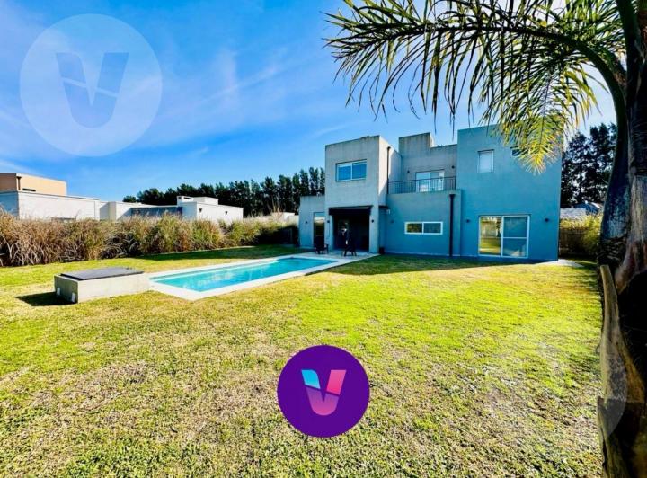 Casa · 220m² · 5 Ambientes · 2 Cocheras