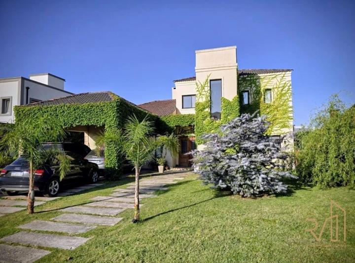 Casa · 230m² · 4 Ambientes · 2 Cocheras