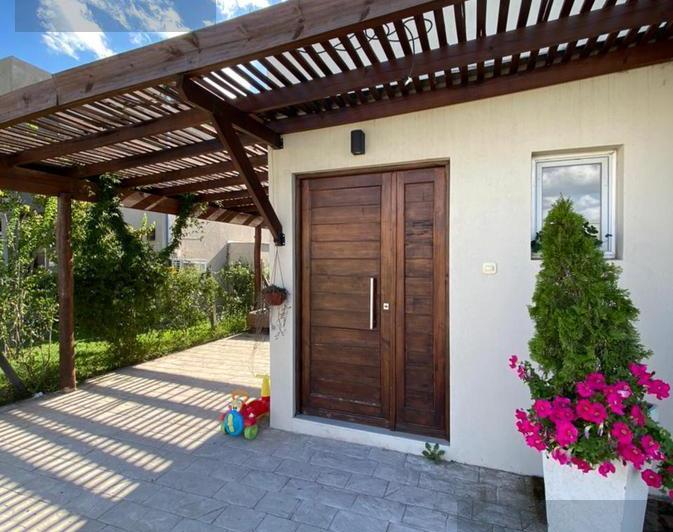 Casa · 102m² · 4 Ambientes · 3 Cocheras