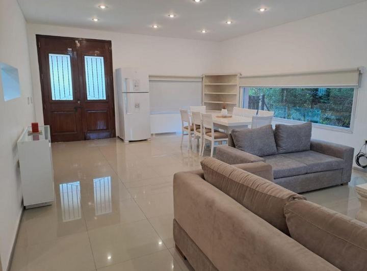 Casa · 270m² · 4 Ambientes · 2 Cocheras