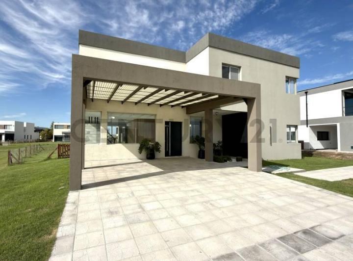 Casa · 340m² · 6 Ambientes · 2 Cocheras