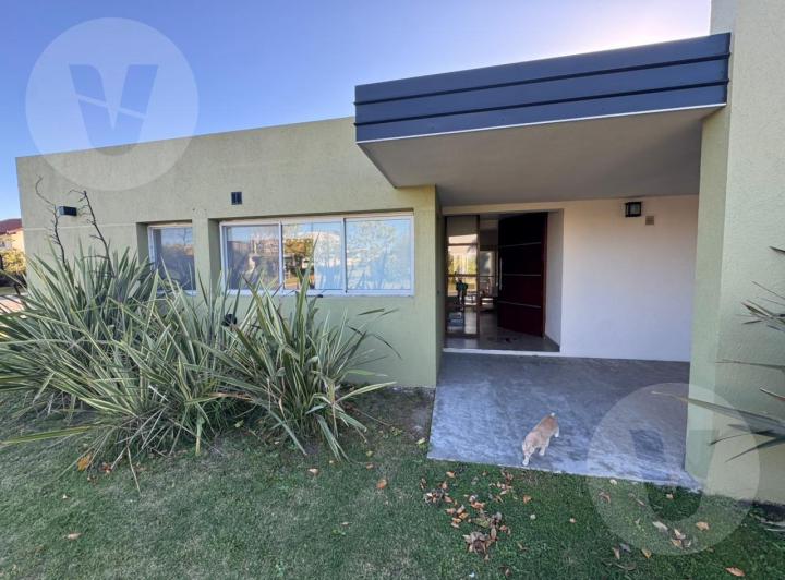 Casa · 122m² · 5 Ambientes · 3 Cocheras