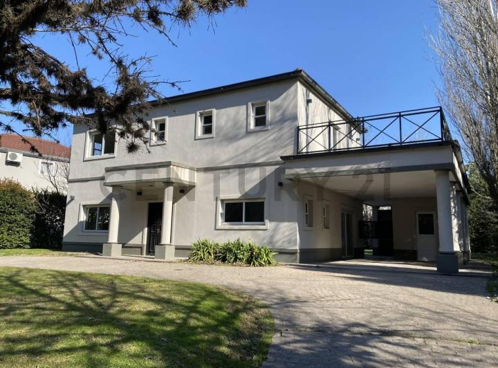 Casa · 300m² · 5 Ambientes · 1 Cochera