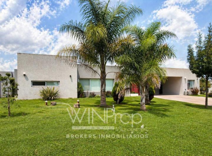 Casa · 230m² · 3 Dormitorios · 2 Cocheras