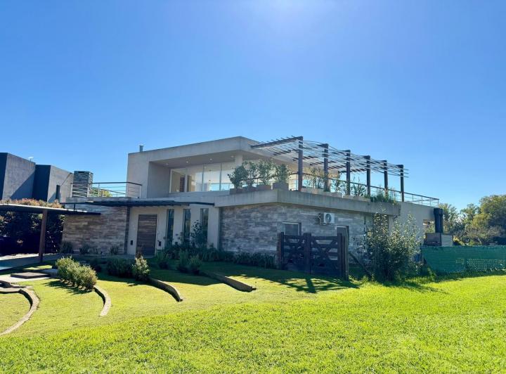 Casa · 286m² · 5 Ambientes · 6 Cocheras