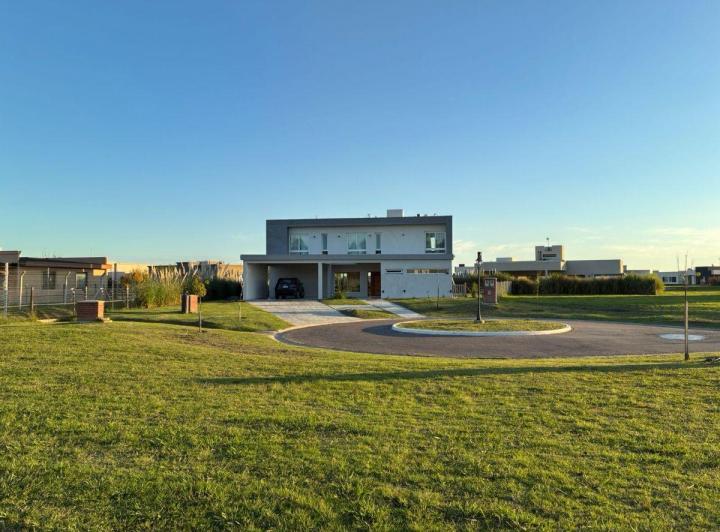 Casa · 190m² · 5 Ambientes · 2 Cocheras