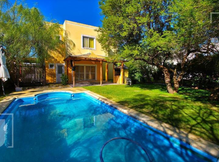 Casa · 190m² · 4 Ambientes · 3 Cocheras