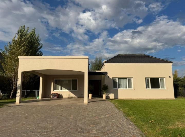 Casa · 177m² · 5 Ambientes · 2 Cocheras